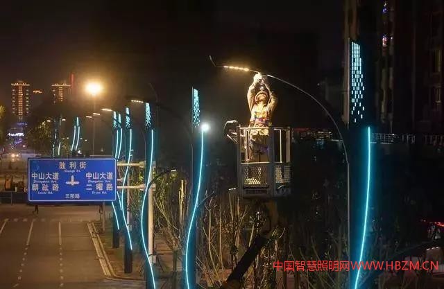 ▲武漢&ldquo;小蠻腰智慧路燈&rdquo;