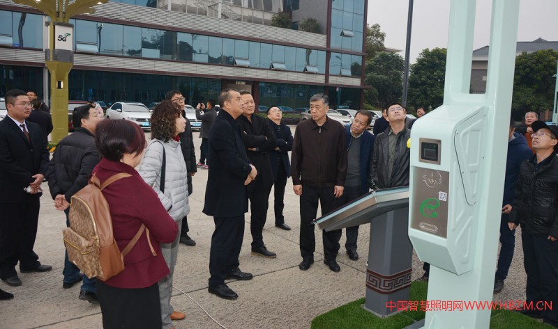 全體參會代表參觀考察了德陽市恒達(dá)燈具制造有限公司