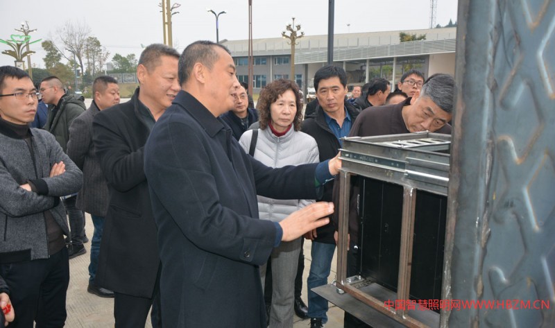 全體參會代表參觀考察了德陽市恒達(dá)燈具制造有限公司