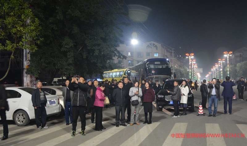 對德陽市恒達(dá)燈具制造有限公司建設(shè)的路段進(jìn)行實地參觀、考察