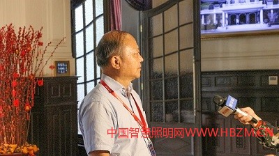  梁榮慶理事長和郝洛西教授接受記者采訪