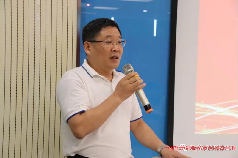 中國照明網(wǎng)總經(jīng)理丁云高主持會議