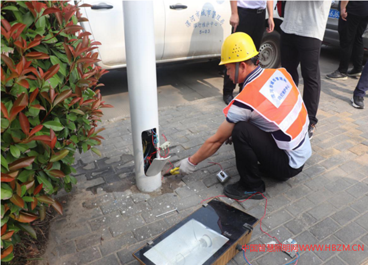 技術(shù)人員現(xiàn)場測試電纜漏電報警系統(tǒng)