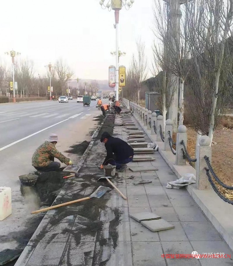 雙橋區(qū)城管局加大對路燈照明設(shè)施養(yǎng)護力度，提高路燈照明服務(wù)質(zhì)量，讓人民群眾行的舒心。