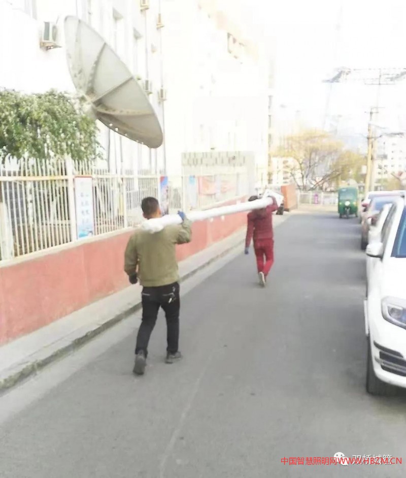 雙橋區(qū)城管局加大對路燈照明設(shè)施養(yǎng)護力度，提高路燈照明服務(wù)質(zhì)量，讓人民群眾行的舒心。