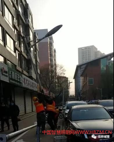 雙橋區(qū)城管局加大對路燈照明設(shè)施養(yǎng)護力度，提高路燈照明服務(wù)質(zhì)量，讓人民群眾行的舒心。