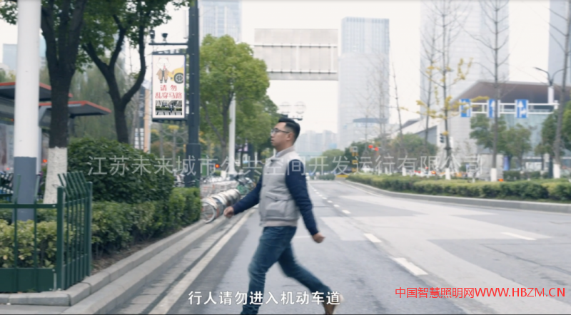 有行人橫穿馬路或闖紅燈，信息屏和音響發(fā)出告警