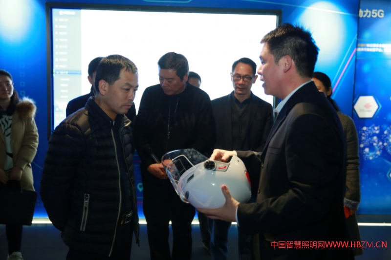 市委常委王華率市工信局一行，對(duì)智慧路燈機(jī)器人應(yīng)用場(chǎng)景進(jìn)行調(diào)研