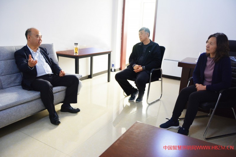 河北省住房和城鄉(xiāng)建設廳副廳長李賢明、河北省住房和城鄉(xiāng)建設廳城建處副處長趙國強一行，到河北省照明行業(yè)協(xié)會開展調研指導工作，河北省照明行業(yè)協(xié)會會長李智慧、駐會副會長兼秘書長張燕參加了調研。