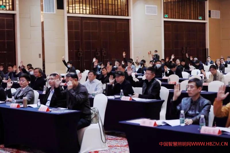 會(huì)員代表舉手表決