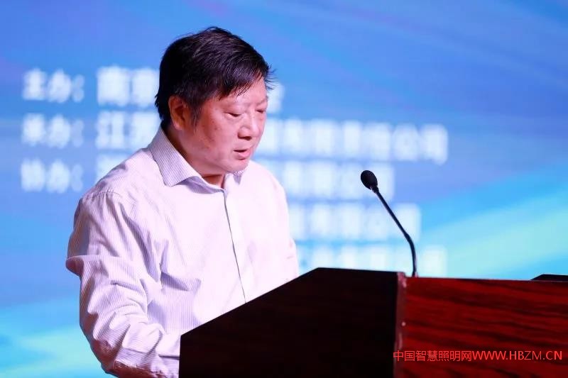 副理事長(zhǎng)陳禮貴作《關(guān)于<南京照明學(xué)會(huì)章程>的修改說(shuō)明》