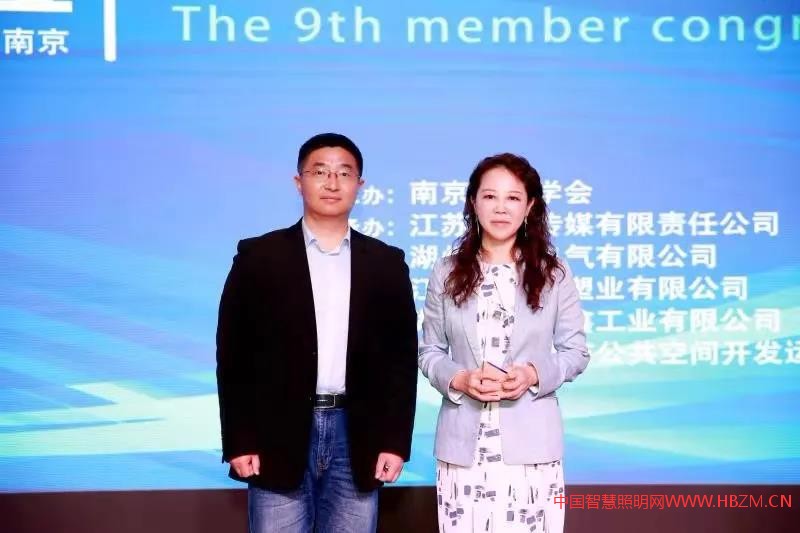 市科協(xié)學(xué)術(shù)部部長(zhǎng)孟亮為沈茹同志頒獎(jiǎng)