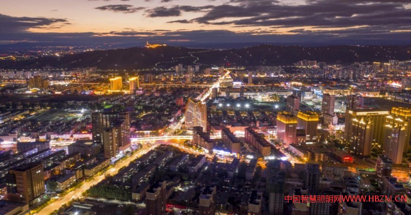 萬(wàn)家燈火國(guó)泰民安 （優(yōu)秀獎(jiǎng)） 攝影者：張家口市夜景照明管理中心 閆茂亭