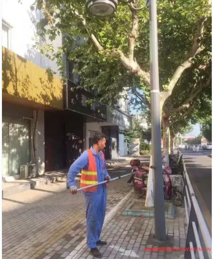 我們涂刷后的城市照明燈桿基本沒有小廣告的出現(xiàn)