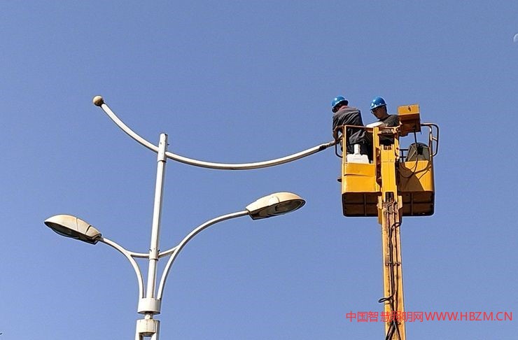 檢修路燈 為國(guó)慶添彩