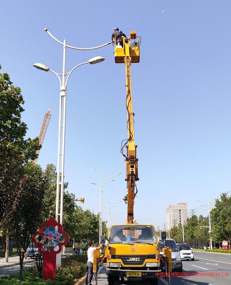 檢修路燈 為國(guó)慶添彩
