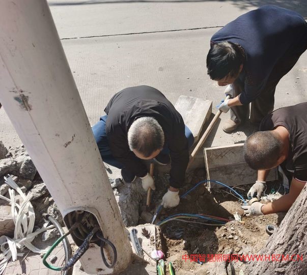 檢修路燈 為國(guó)慶添彩