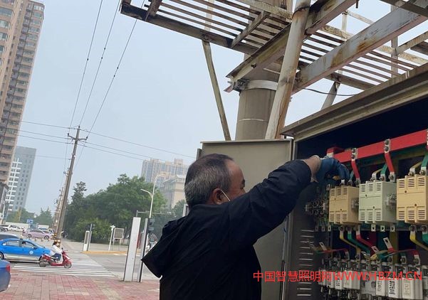 檢修路燈 為國(guó)慶添彩