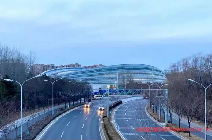 明陽(yáng)智能提供約1.2萬(wàn)塊寶石藍(lán)色發(fā)電玻璃