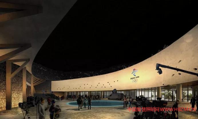 屋頂挑起的遮陽(yáng)板等增加照明層次