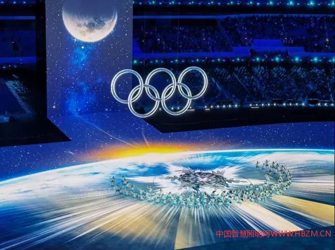 一個(gè)晶瑩剔透的冰雪五環(huán)從中被雕刻出來(lái)