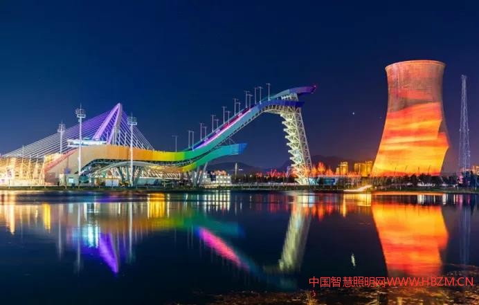 首鋼滑雪大跳臺(tái)賽道兩側(cè)七彩燈光亮起
